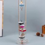 Dekoratives Wissenschaftsobjekt mit Wasser, Magneten und Metallringen in einem transparenten Glaszylinder, ideal für wissenschaftliche Dekorationen und Experimente.