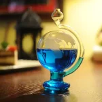 Chemisches Reagenzglas mit blauer Flüssigkeit, ideal für wissenschaftliche Experimente und Dekorationen im Laborstil.