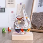 Dekoratives Glas mit bunten Flüssigkeiten und Magneten, ideal für wissenschaftliche Experimente und Dekorationen.