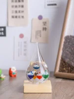 Dekoratives wissenschaftliches Glas mit bunten Flüssigkeiten und Tropfen, ideal für wissenschaftliche Dekorationen und Gadgets.