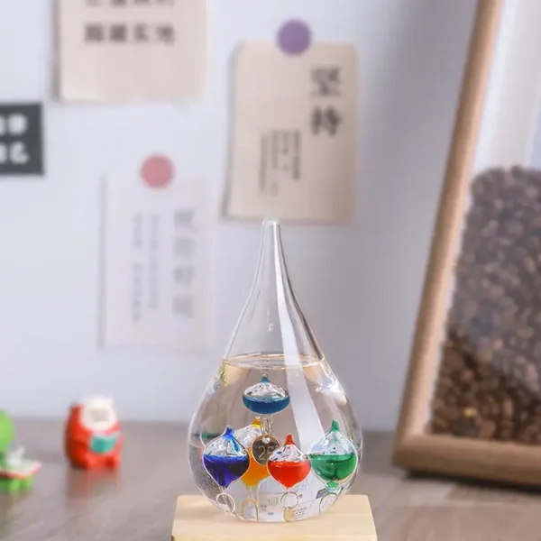Dekoratives wissenschaftliches Glas mit bunten Flüssigkeiten und Tropfen, ideal für wissenschaftliche Dekorationen und Gadgets.