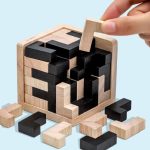 Holz-Puzzle mit schwarzen und natürlichen Holzstücken, die zu einem komplexen 3D-Design zusammengesetzt sind, in einer Holzbox.