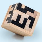 Holz-Puzzlewürfel mit schwarzen und natürlichen Holzfarben, ideal für Wissenschafts- und Dekorationszwecke.