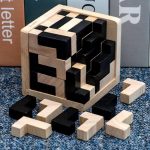 Holz- und Steinpuzzle in einem Holzrahmen, ideal für wissenschaftliche Dekorationen und Denksport. Perfekt für Bildung, Spiel und kreative Raumgestaltung.