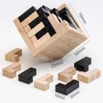 Holz-Puzzle Würfel mit schwarzen und natürlichen Holzstücken, die zu einem 3D-Block zusammengesetzt sind, auf weißem Hintergrund.