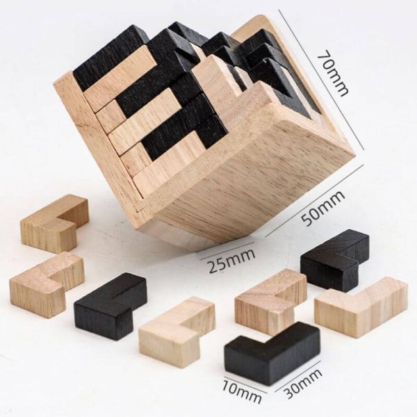 Holz-Puzzle Würfel mit schwarzen und natürlichen Holzstücken, die zu einem 3D-Block zusammengesetzt sind, auf weißem Hintergrund.