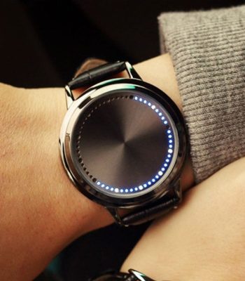 Hochwertige Smartwatch mit kreisförmigem LED-Display, das die Zeit anzeigt, ideal für Technik- und Wissenschaftsbegeisterte.