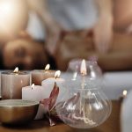 Kerzen im Glas und Teelichter für stimmungsvolle Dekorationen, ideal für gemütliche Abende und besondere Anlässe.