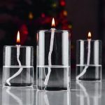 Drei Kerzen in Wasser mit brennenden Flammen, stilvolle Dekoration für festliche Anlässe oder wissenschaftliche Präsentationen.
