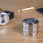 Moderner magnetischer Würfel aus Edelstahl auf Holzoberfläche, ideal für wissenschaftliche Dekorationen und Gadgets.