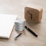 Hochwertige Holz-Uhr mit schlichtem Design, perfekt für Büro oder Zuhause. Zeigt die Zeit präzise an und verleiht jedem Raum eine natürliche Note.