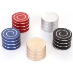 Bunte Metall-Organizer in Rot, Weiß, Blau, Schwarz und Gold, ideal für Schreibtisch- und Bürozubehör, modernes Design, praktische Aufbewahrungslösung.