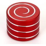 Roter dekorativer Würfel mit weißen Spiralmustern, ideal für wissenschaftliche oder dekorative Zwecke.
