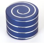 Runder, blauer wissenschaftlicher Dekorationsgegenstand mit weißen Spiralmustern, ideal für wissenschaftliche Themen und Dekorationen.
