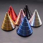 Bunte metallische Kegel in Gold, Rot, Rosa, Schwarz, Blau und Silber, ideal für wissenschaftliche Dekorationen oder kreative Projekte.