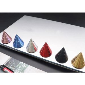 Bunte metallische Schneckenförmige Kegel in Blau, Silber, Rot, Schwarz und Gold auf weißem Hintergrund, ideal für wissenschaftliche Dekorationen oder Lernmaterialien.