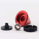 Präzises Miniatur-Kugellager mit rotem Gehäuse, ideal für wissenschaftliche Experimente und technische Anwendungen.