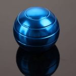 Glänzender blauer Metallkugel mit reflektierenden Oberflächen, auf schwarzem Hintergrund, ideal für wissenschaftliche Dekorationen und Gadgets.