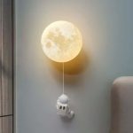 Nachtlicht in Mondform mit Astronauten-Design, ideal für Kinderzimmer und Dekoration, schafft eine gemütliche Atmosphäre.