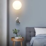 Nachtlicht in Form eines Roboters, das wie ein Mond leuchtet, ideal für Kinderzimmer oder als dekoratives Element.