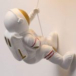 Niedliche Raumfahrer-Figur aus Kunststoff, ideal für Wissenschafts- und Dekorationszwecke, mit detailreicher Raumanzug-Optik und aufhängbarem Design.