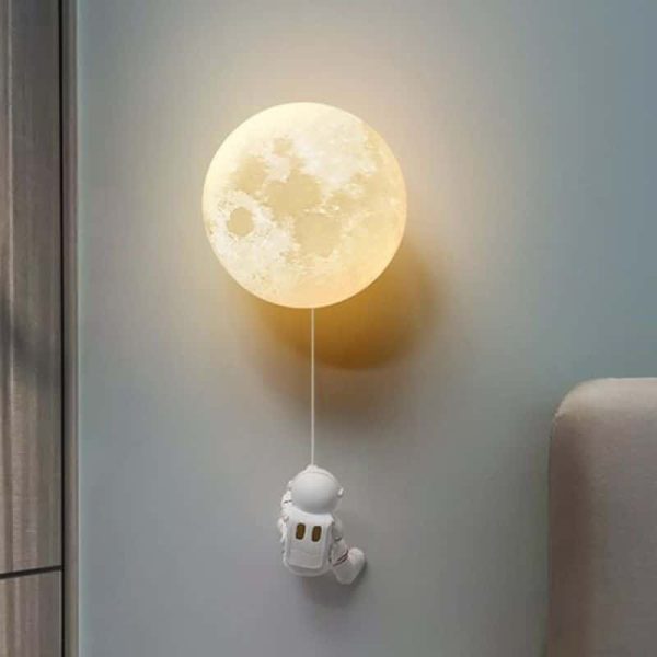 Nachtlicht in Mondform mit Astronauten-Design, ideal für Kinderzimmer und Dekoration, schafft eine gemütliche Atmosphäre.