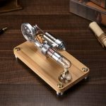 Detailliertes wissenschaftliches Experimentiergerät mit Metall- und Glasbestandteilen auf Holzbasis, ideal für Bildungs- und Forschungszwecke.