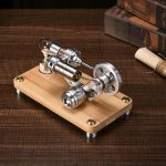 Vintage Hochspannungs-Generator mit Glühbirne auf Holzbasis, ideal für wissenschaftliche Dekorationen und Experimente.