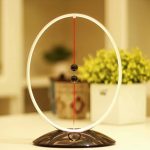 Modernes Himmelsuhr-Design mit Pendel und LED-Beleuchtung, ideal für wissenschaftliche Dekorationen und als faszinierendes Geschenk.