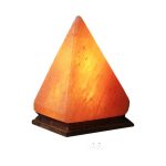 Himalaya Salzlampe auf Holzsockel, warmes Licht, dekoratives und entspannendes Element für Zuhause oder Büro.