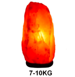 Salzlampe in warmem Orange- und Rottönen, ca. 7-10 kg, beleuchtet, auf weißem Hintergrund.