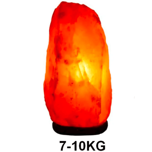 Salzlampe in warmem Orange- und Rottönen, ca. 7-10 kg, beleuchtet, auf weißem Hintergrund.