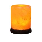 Warm leuchtende Salzkristall-Lampe auf Holzsockel, ideal für entspannte Atmosphäre und dekorative Akzente in Ihrem Zuhause.