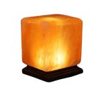 Warm leuchtende Himalaya Salzlampe auf Holzsockel, ideal für entspannte Atmosphäre und Raumdekoration.