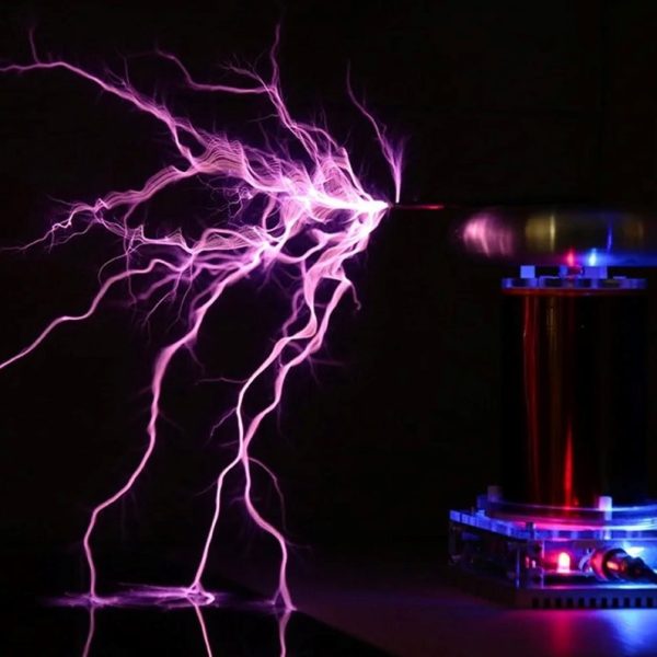 Nahaufnahme einer elektrischen Entladung mit bläulichem Licht, die zwischen zwei Elektroden in einem wissenschaftlichen Experiment entsteht.