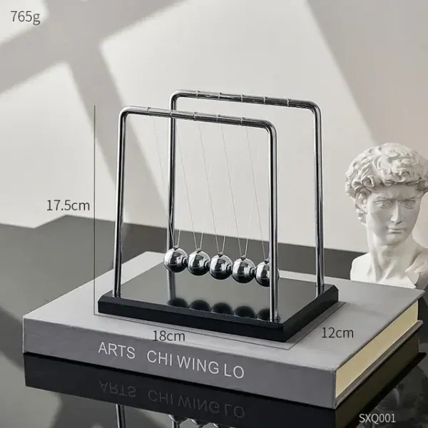 Elegante Newton-Wiege mit fünf Metallkugeln auf schwarzem Sockel, ideal für wissenschaftliche Dekorationen und Bildungszwecke.