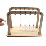 Holz-Newtonpendel-Experiment mit fünf Kugeln, ideal für Wissenschaftsdekoration und pädagogische Demonstrationen.