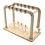 Physikalisches Newton-Wiege-Experiment mit Holzrahmen und Glaskugeln, ideal für wissenschaftliche Dekorationen und Bildungszwecke.
