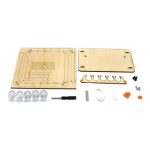 Holz-Bausatz für wissenschaftliches Experiment mit verschiedenen Komponenten, inklusive Holzplatten, Schrauben, Gummis und Werkzeug, ideal für DIY Wissenschaftsprojekte.