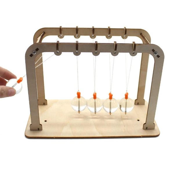 Holz-Newtonpendel-Experiment mit fünf Kugeln, ideal für Wissenschaftsdekoration und pädagogische Demonstrationen.