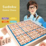 Kind spielt mit einem Holz-Schachspiel, fördert logisches Denken und digitale Fähigkeiten, ideal für Kinder zum Lernen und Spaß haben.