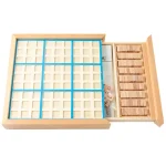 Holzbox mit mehreren Fächern zur Aufbewahrung von Steinen und Mineralien, ideal für Sammler und Wissenschaftler.