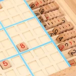 Rummikub-Spiel mit nummerierten Spielsteinen auf einem Holzspielbrett, ideal für Familienspiele und strategische Unterhaltung.