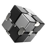Moderner metallischer Würfel mit komplexem, futuristischem Design, ideal als wissenschaftliches Dekorationsstück oder Sammlerstück.
