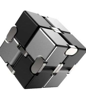 Moderner metallischer Würfel mit komplexem, futuristischem Design, ideal als wissenschaftliches Dekorationsstück oder Sammlerstück.