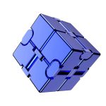 Moderner blauer Metallwürfel mit komplexem, geometrischem Design, das an wissenschaftliche und technologische Innovationen erinnert.