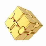 Goldener Rubik's Cube als dekoratives wissenschaftliches Objekt, ideal für Sammler und Wissenschaftsliebhaber.