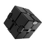 Schwarzer 3D-Würfel mit beweglichen Teilen, ideal für wissenschaftliche Experimente und Dekoration.