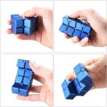 Hand hält einen blauen Metall-Rätselwürfel, der komplexe mechanische Puzzle-Formen zeigt, ideal für Denksport und Gehirntraining.
