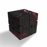 Kunststoff-Raumschiffmodell mit rotem Farbklecks, detailreich gestaltet, ideal für Science-Fiction-Dekorationen und Sammler.
